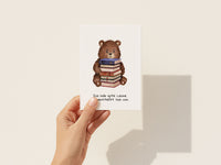 Ich hab gute Laune – Bär mit Bücherstapel