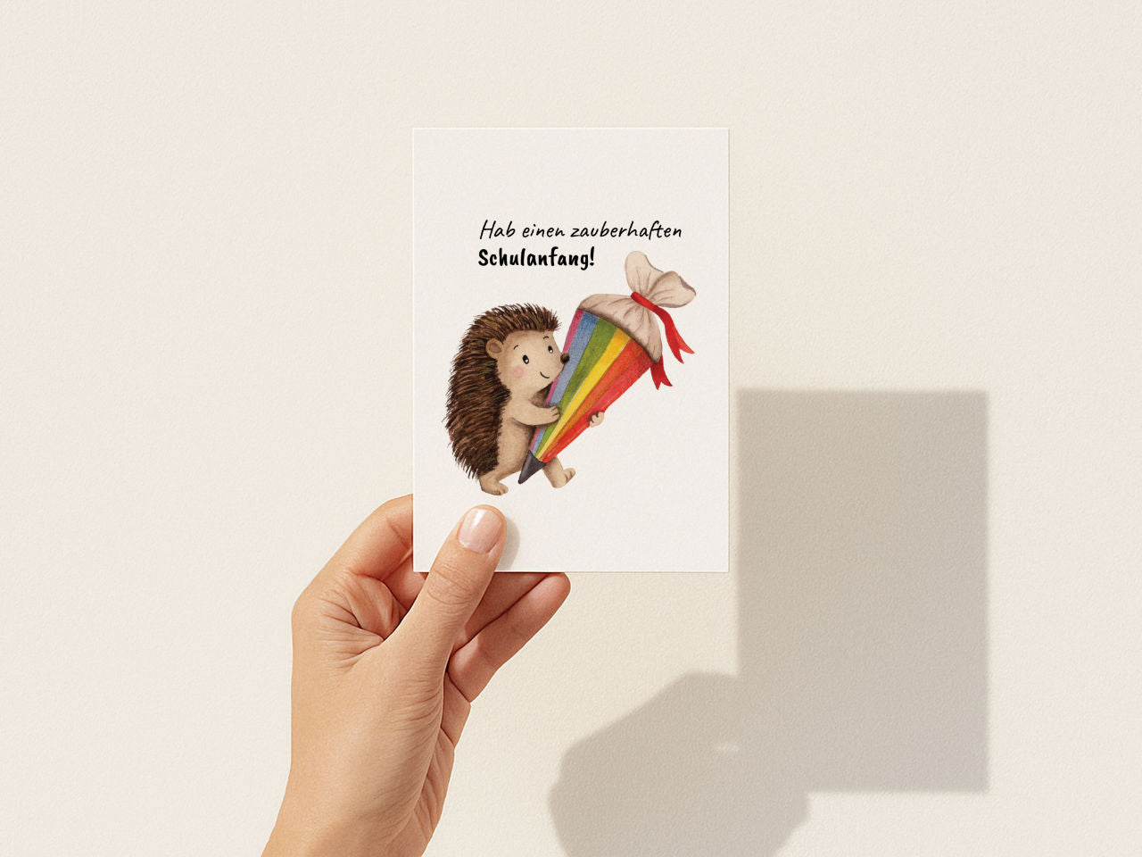 Hab einen zauberhaften Schulstart – Igel mit Regenbogenschultüte