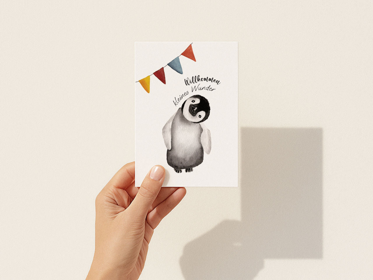 Willkommen, kleines Wunder. – Babypinguin mit Wimpelkette