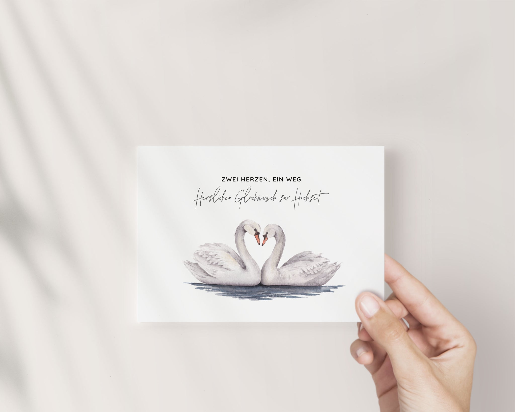 Zwei Herzen, ein Weg – Schwäne im Wasser
