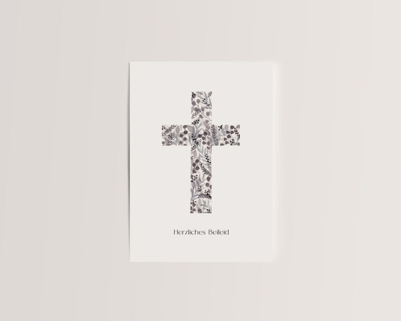 Herzliches Beileid – Florales Kreuz in warmem Grau