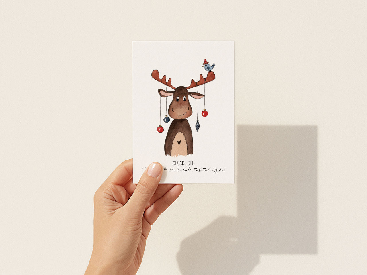Glückliche Weihnachtstage – Elch mit Baumschmuck