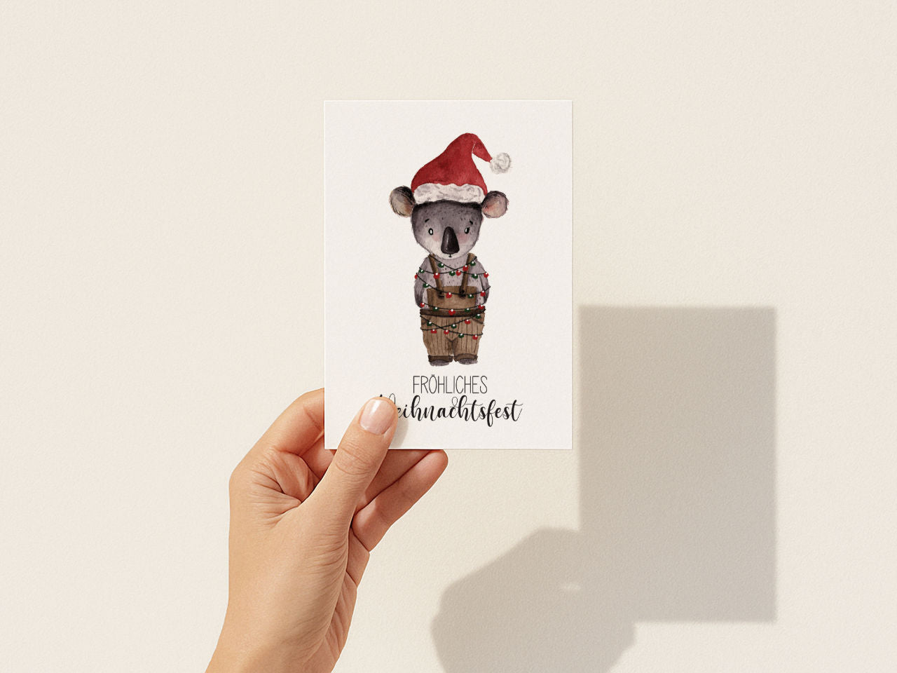 Fröhliches Weihnachtsfest – Koala mit Lichterkette