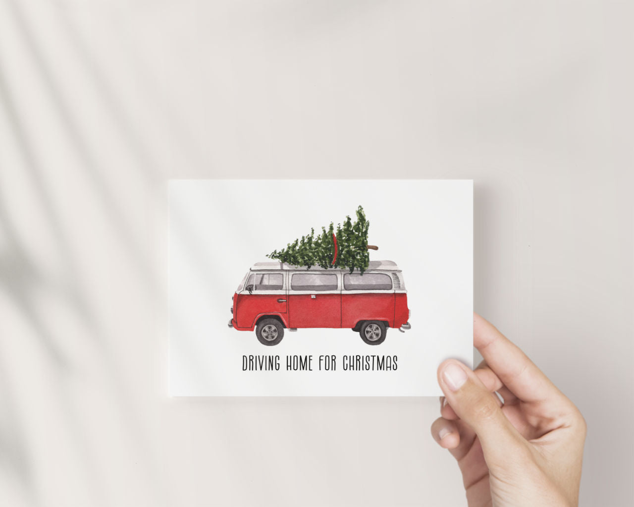 Driving Home for Christmas – Roter Bulli mit Baum